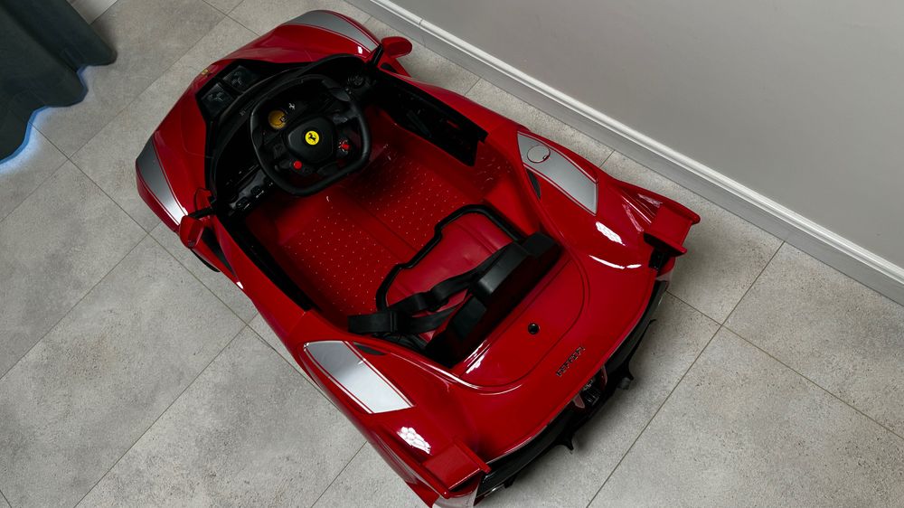 Детская машина. Оригинальная от Ferrari. Куплена в Urban Toys.