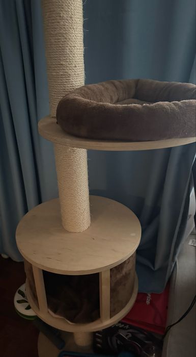 Vand turn pisici pentru apartament (inalt aprox 2,5 m)