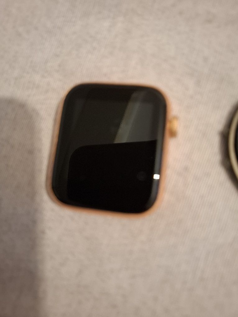 Display watch doua modele diferite