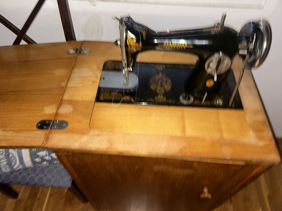 Шкаф със съветска шевна машина