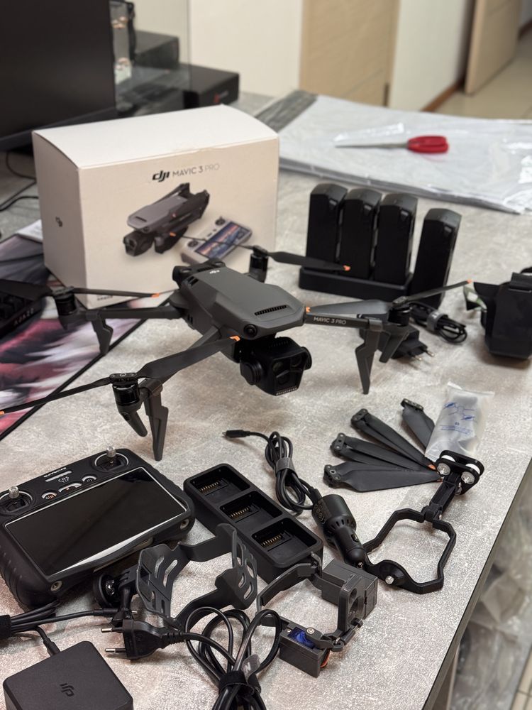 Дрон DJI Mavic 3 Pro Fly More Combo (DJI RC) серый