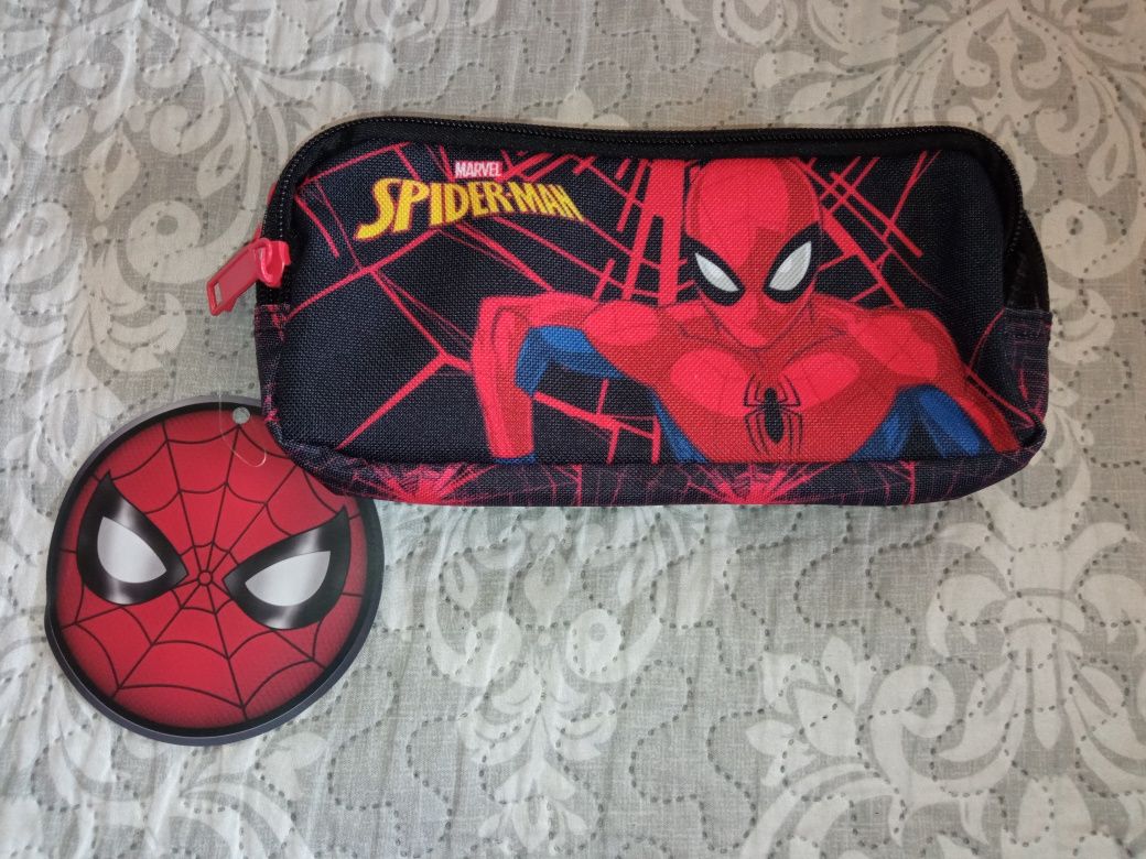 Ученическа раница на Spiderman в комплект с аксесоари