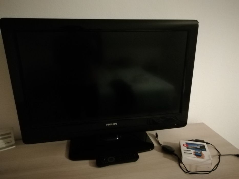 Televizor cu diagonală 80 cm, ecran plat.