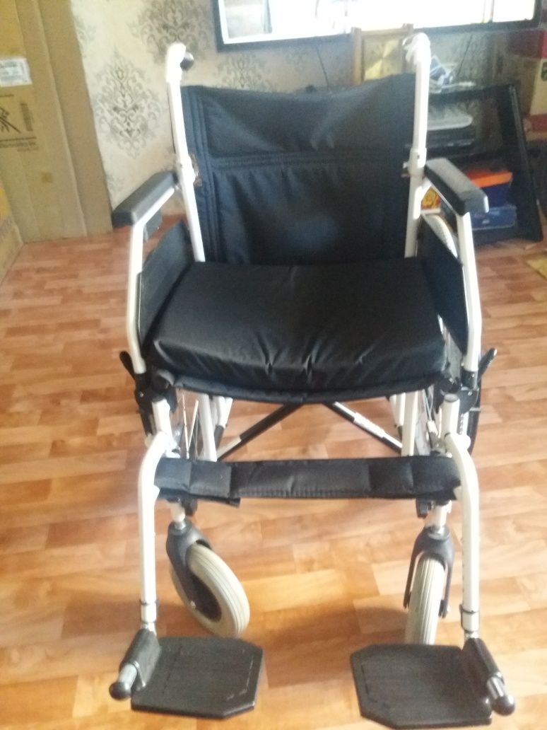 продам отличную почти новую инвалидную коляску