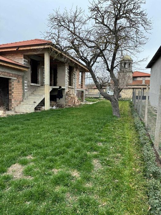 Еднофамилна къща с дворно място в непосредствена близост до центъра