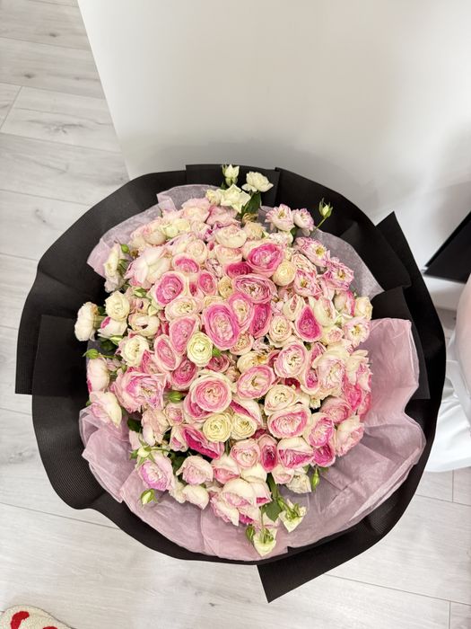 Букет очень пышных красивых 51 роз