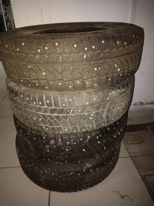 Шины зимние шипованные размер 205,65 ,16 комплект почти новый,