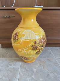 Декоративна керамична жълта ваза