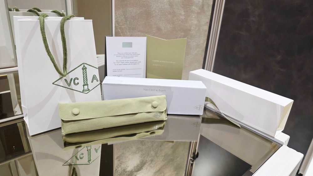 Van Cleef & Arpels VCA Пълен Комплект Кутия / Плик и Сертификат Гривна
