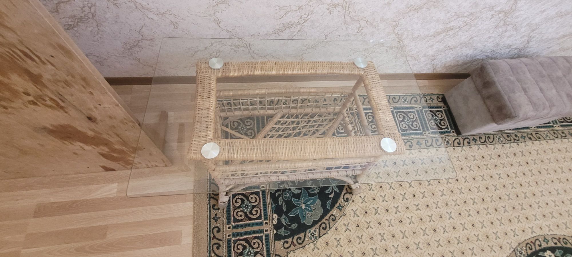 Holi uchun stol stul singan oyoği bor