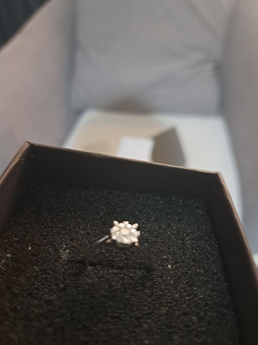 Inel de logodna ,aur alb 18k și diamante