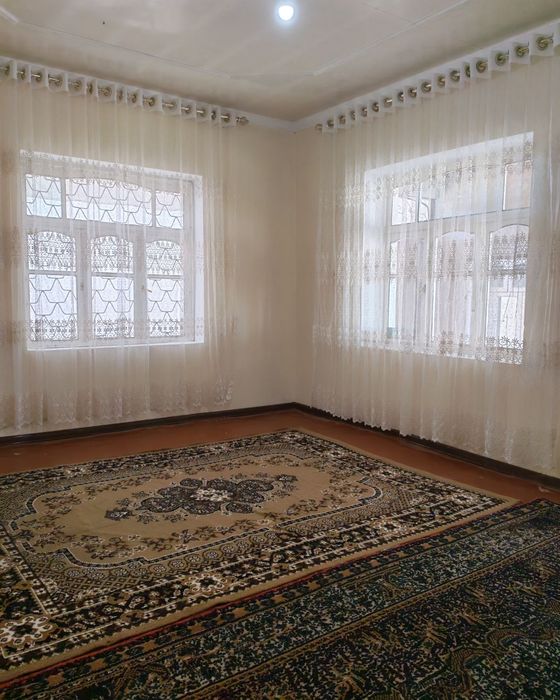 Hovli uy sotiladi