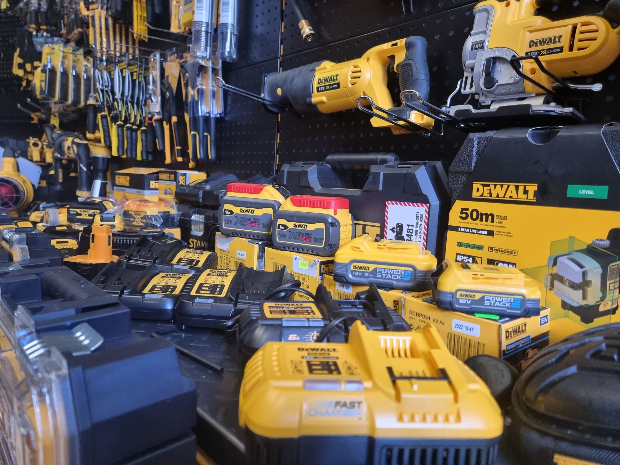 Dewalt Деволт Макита Makita Milwaukee Машини и Инструменти Зарядни