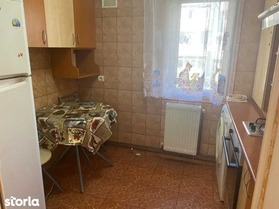 Apartament de inchiriat zona micro 8 ,piata 1 mai