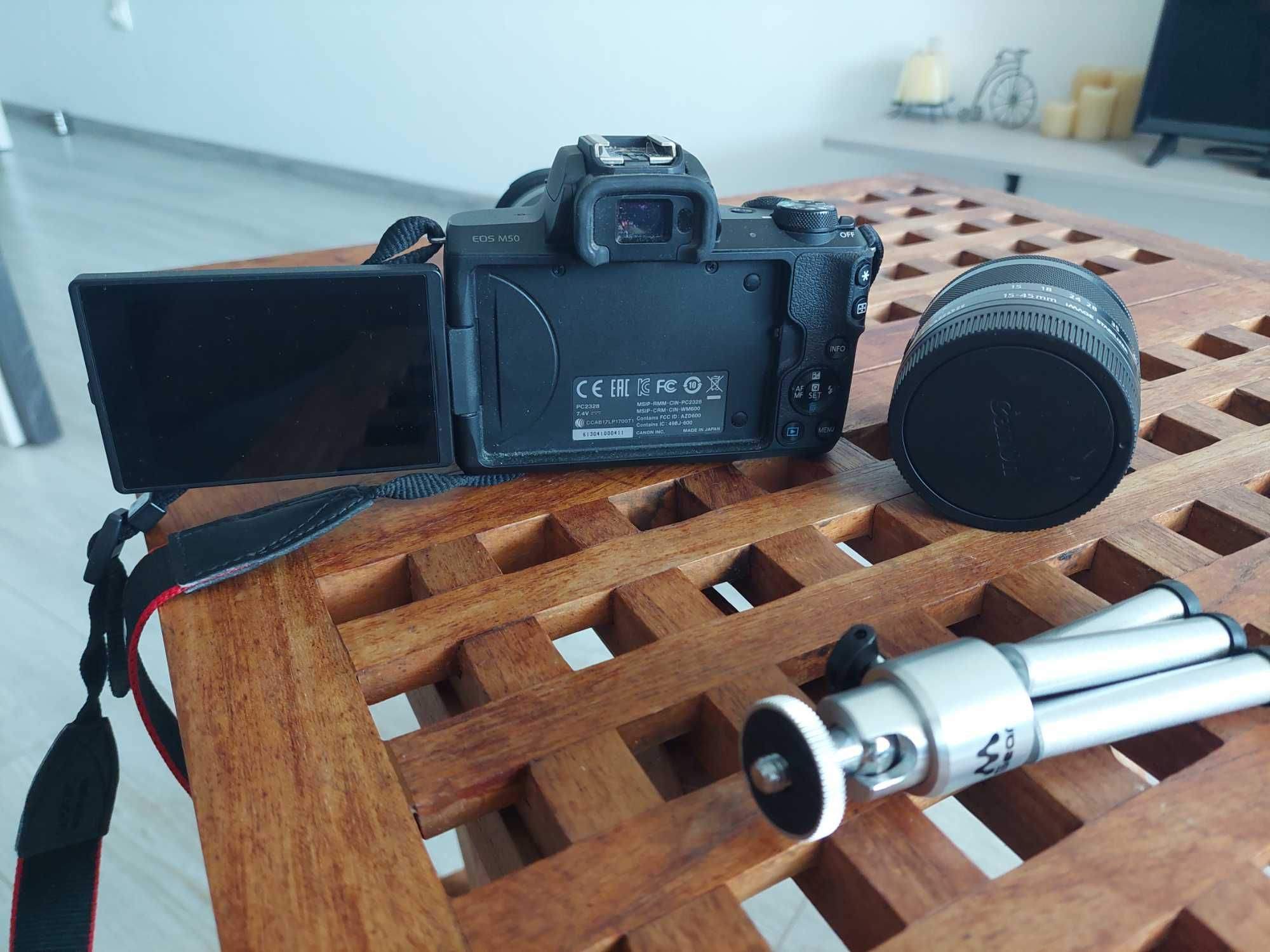 Продавам комплект фотоапарат Canon EOS M50 Mark II