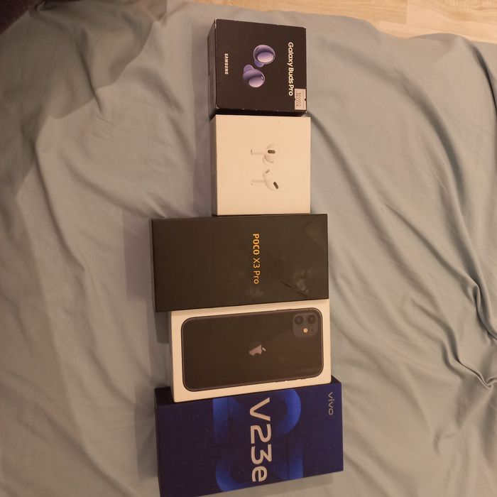 Коробки от телефонов пустые