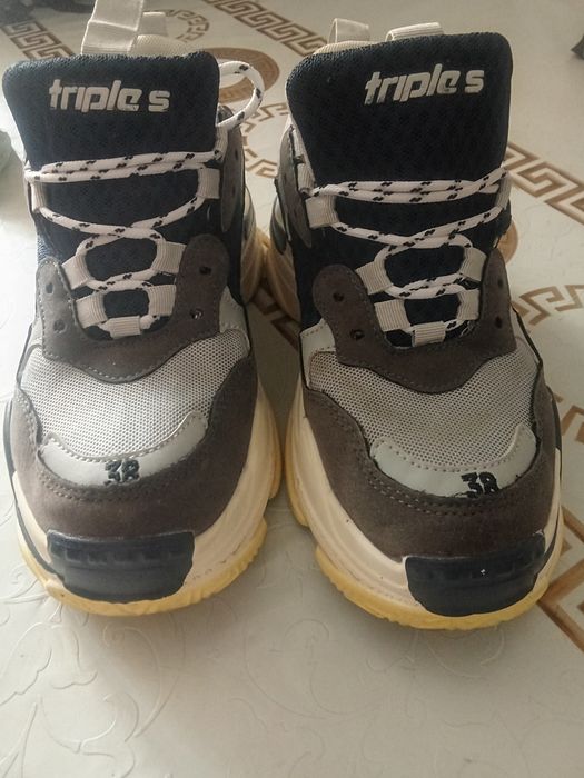 Кроссовки женские