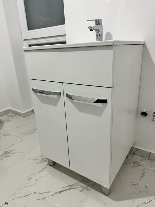 Vand chiuveta noua portelan cu baterie si dulap