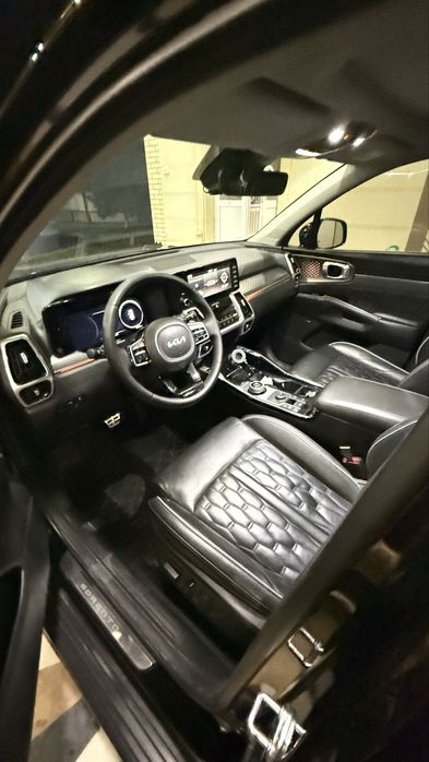 Kia Sorento 3,5motorli eng full pozitsiya 7kishilik yili 2023