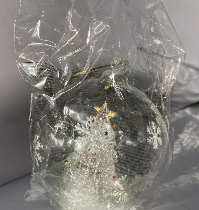 Glob Craciun cu brad interior luminos ce isi schimba culoarea, Avon