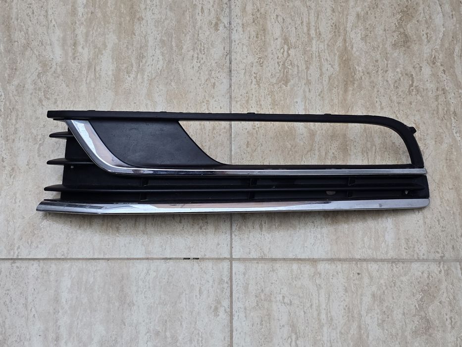 Grila proiector stanga Passat B7