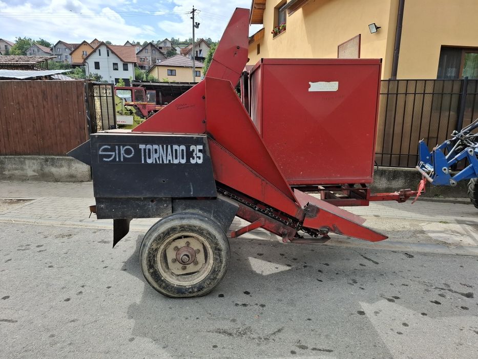 Vând culegatoare porumb