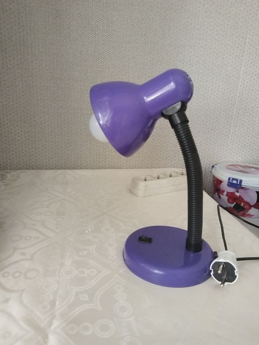 Продам настольную лампу