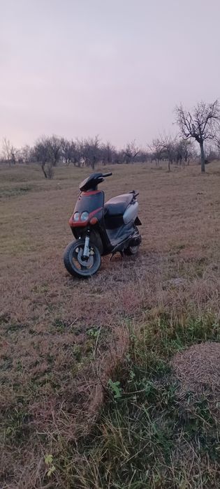 Vând scuter yamaha neons