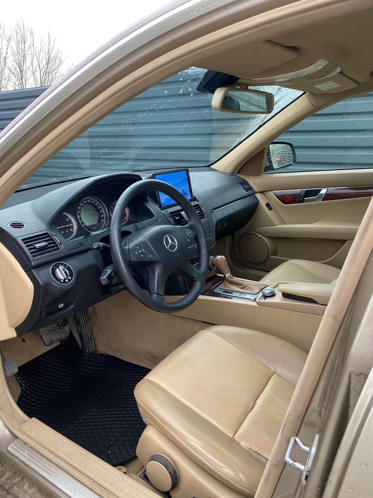 Vând Mercedes C200