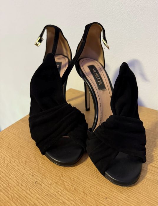 Caut sandale Musette Cherry toc de 8 cm