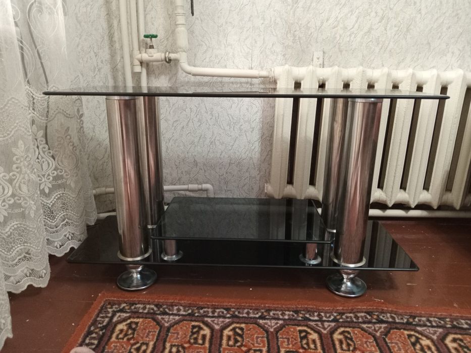 Стеклянный столик 3х полки 167см.×35см.×1см