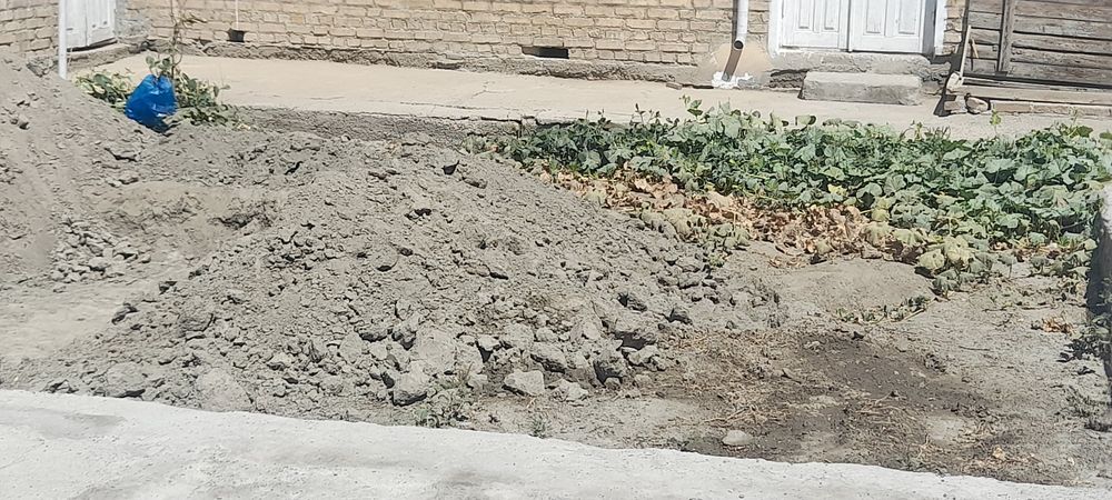 Shirin tuproq sotiladi.Juda arzon narxda