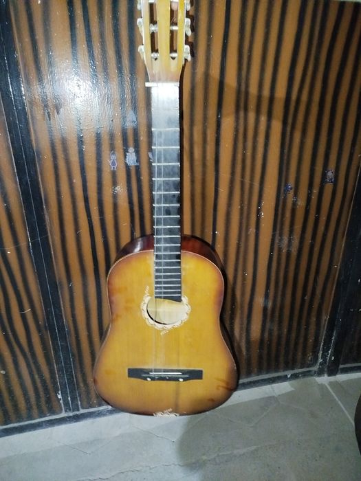 Gitara hamma joyi butun lekin uchta simi uzilgan