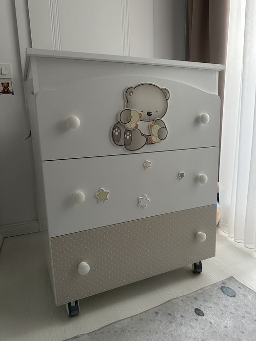 Vand set patut cu saltea + masuta de infasat