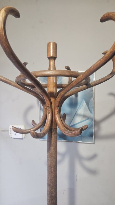 Стара дървена закачалка