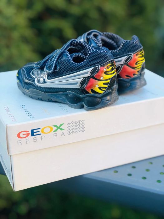 Adidasi baiat GEOX -marimea 24,inter15cm,leduri,ca piele Nike,Salomon