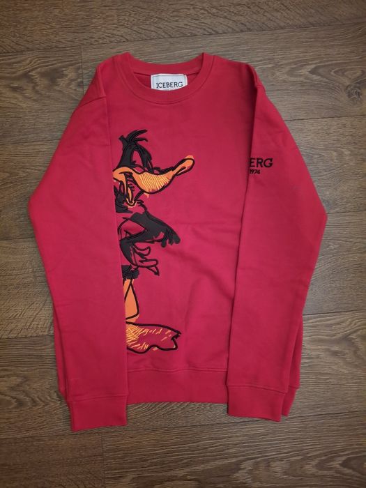 Свитшот красный.