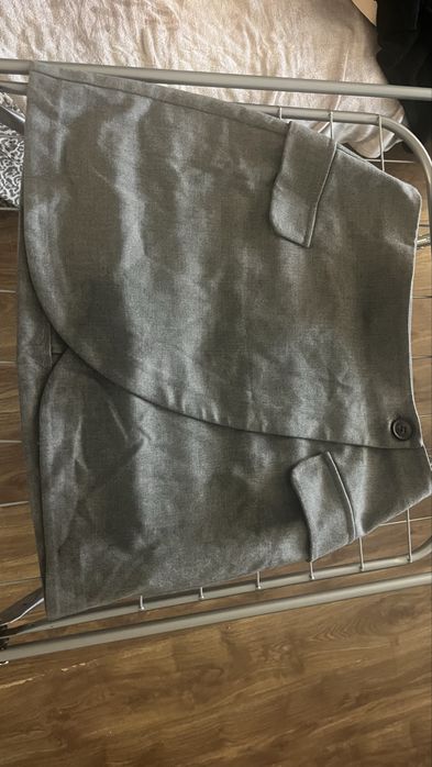 Сива мини пола с цепка