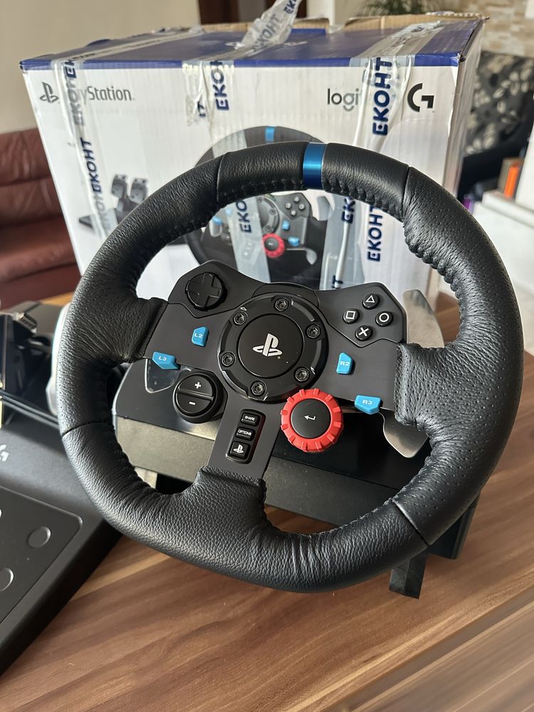 PS4 Pro 1TB + Волан Logitech G29 комплект за геймъри