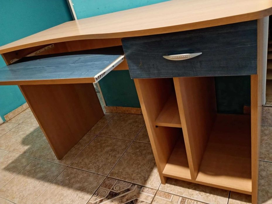 Продавам бюро с изтеглящ се плот за клавиатура