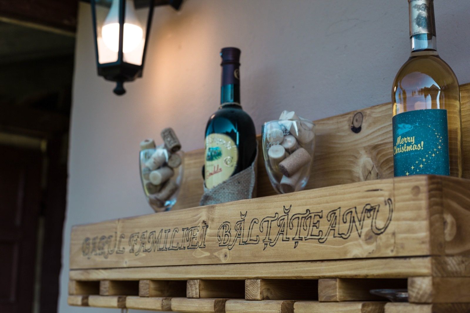 CADOU.Suport personalizat de perete pt pahare si sticle de vin sa