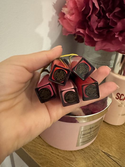 Vand glossuri Lancome 50 lei/buc