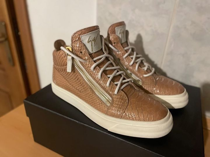 Vand Giuseppe Zanotti ca noi