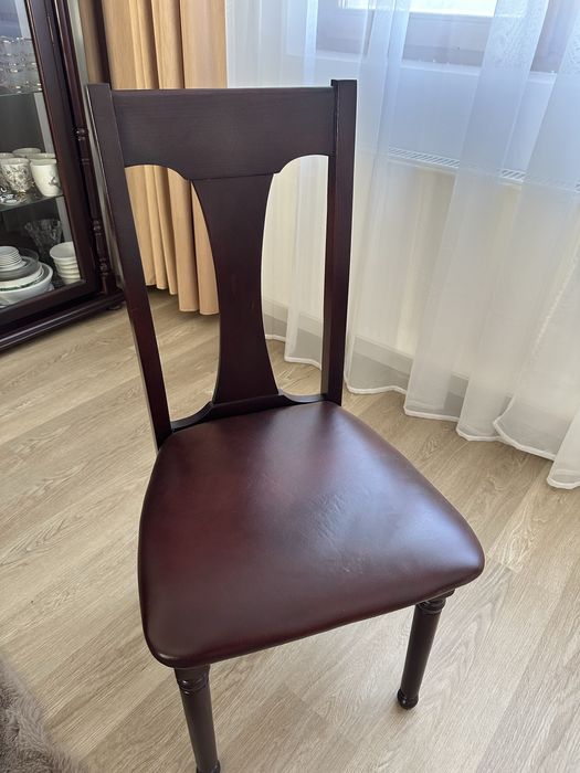 Set complet dining-sufragerie finisaj mahon, model Tudor