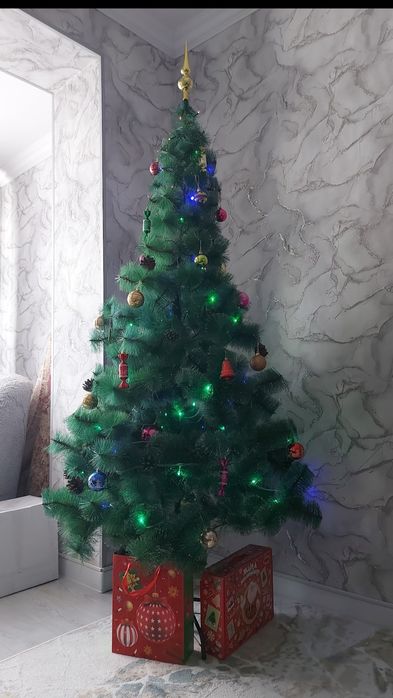 Новогодняя ёлка продаётся