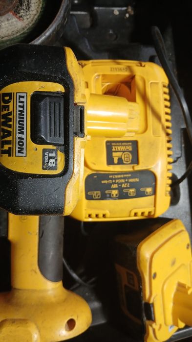 Polizor dewalt 18 volți cu 2 acumulatori litiu ion și incarcator