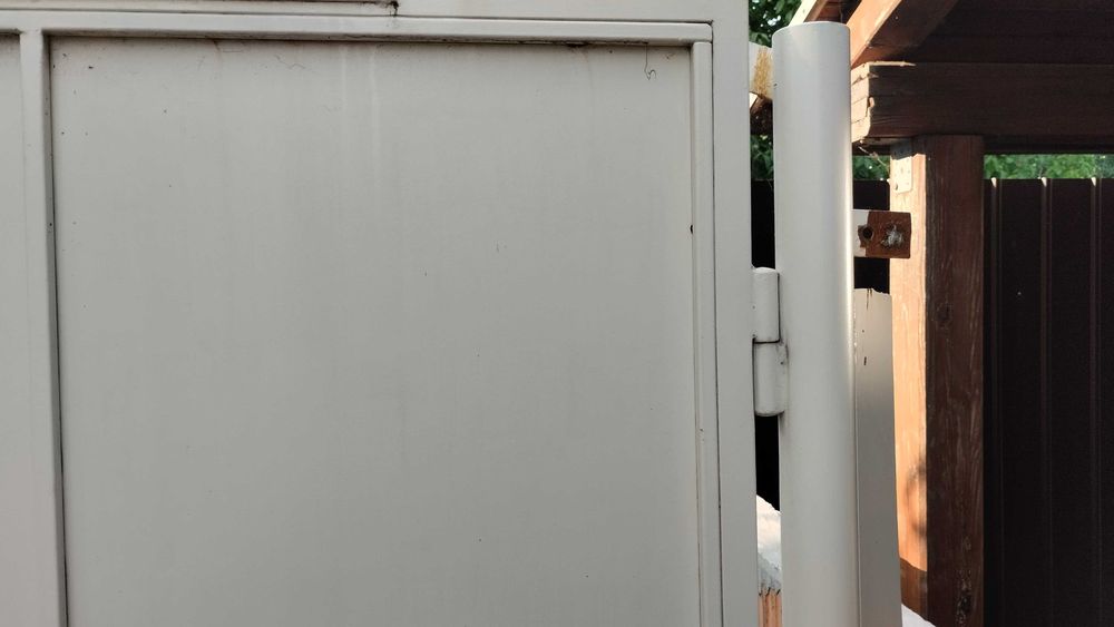 Vand poarta metalica pentru garaj in stare foarte buna