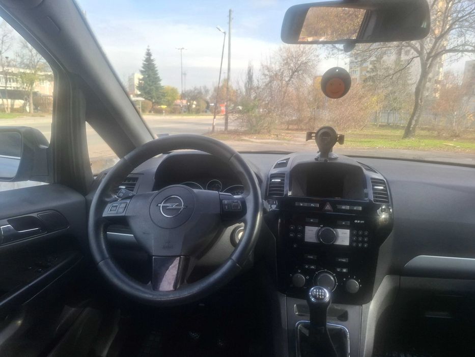 Продавам Опел Зафира 2010 година.