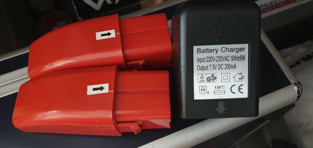 2 accumulatori 7.4 V si incarcator