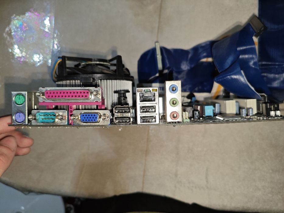 Материнская плата (GIGABYTE GA-945GCM-S30L) с другими деталями